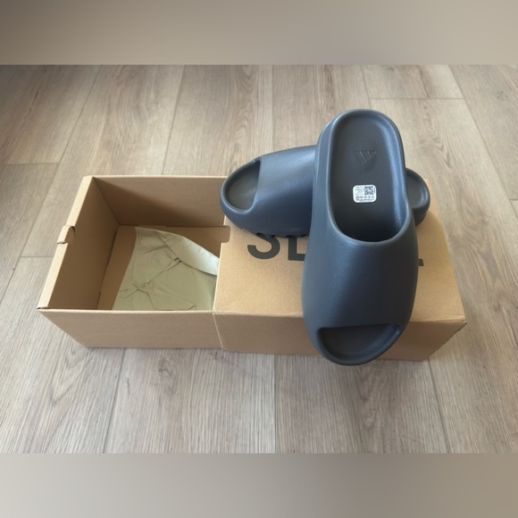 YEEZY SLIDE Gray Sandals 🩶 - Picture 1 of 6